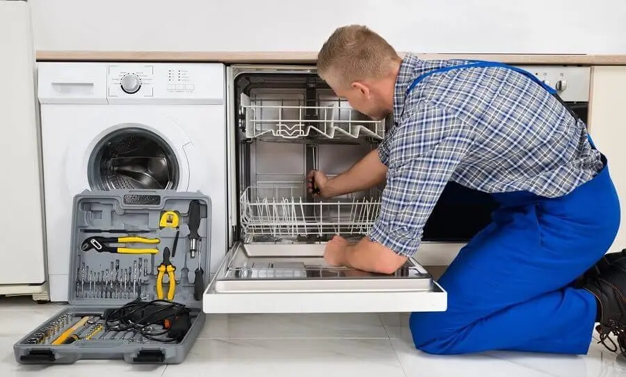 Sapanca Viessmann servisi teknisyen ekibi beyaz eşya tamiri yaparken